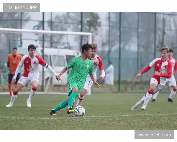 利兹联俱乐部近期动态解析:新赛季阵容调整与青训体系发展计划 利兹联俱乐部近期动态解析:新赛季阵容调整与青训体系发展计划